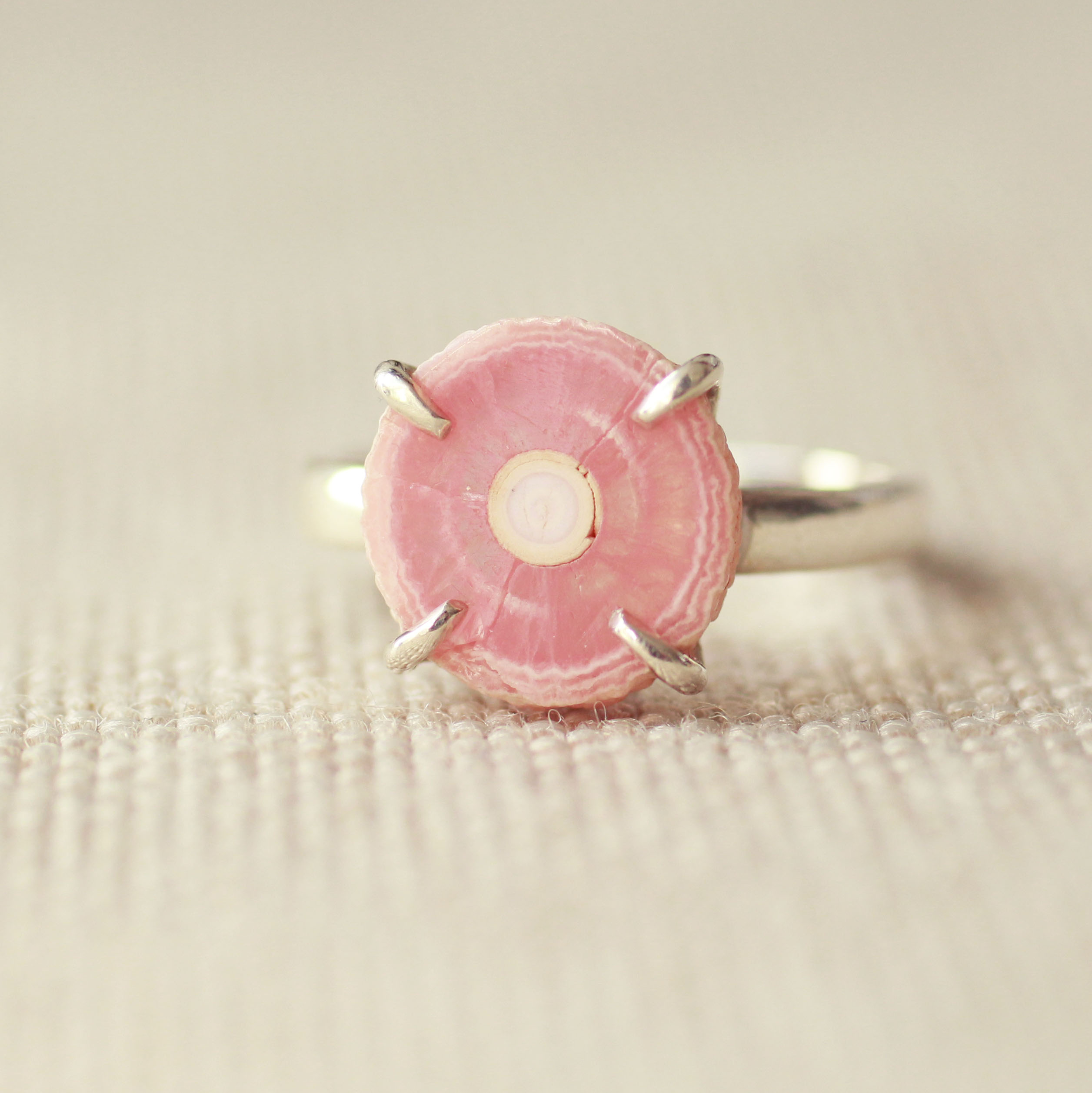 Verwisselbare ring met 10mm roze howliet steen Sieraden Ringen Ringen met meerdere stenen 