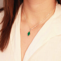 groene onyx hanger op model