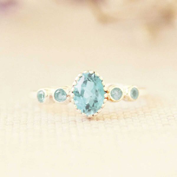 Blauwe topaas ring
