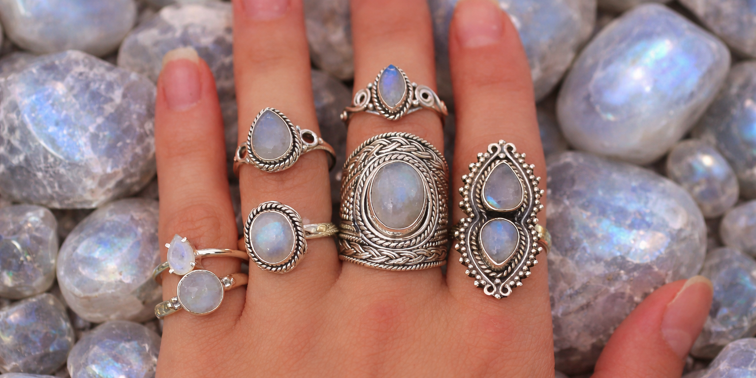 Vijf maanstensringen en schitteringen